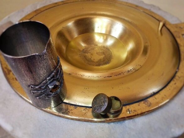 Crisma, Igreja< , Religião